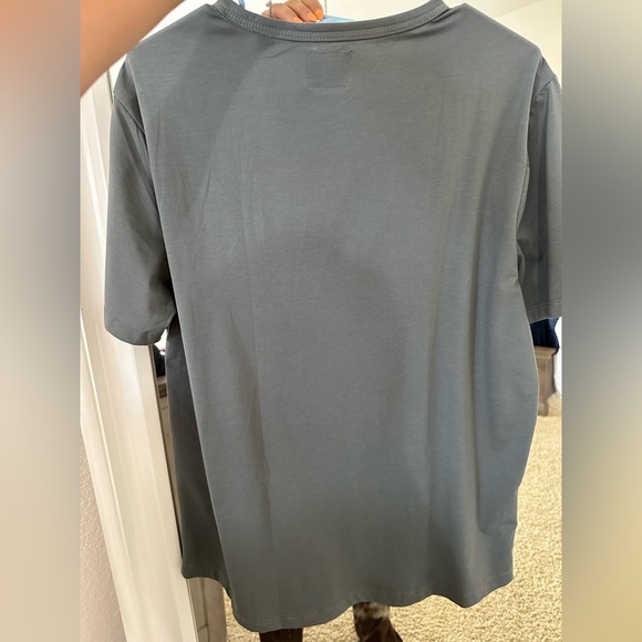 Cuts Curve Hem Mens Tee- Brand New - Picture 2 of 4